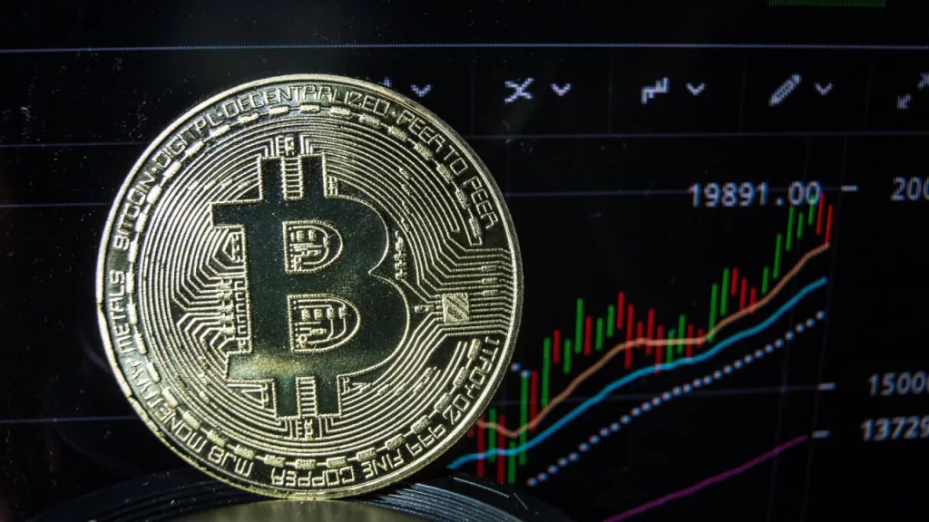 Центробанк разрешит некоторым российским инвесторам сделки с криптой. Пока в рамках трехлетнего эксперимента