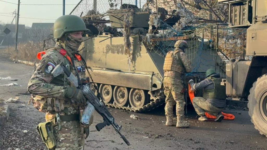 Брошенные в Судже БТР M1126 Stryker и M113 при отступлении украинской армии, ставшие трофеями ВС РФ