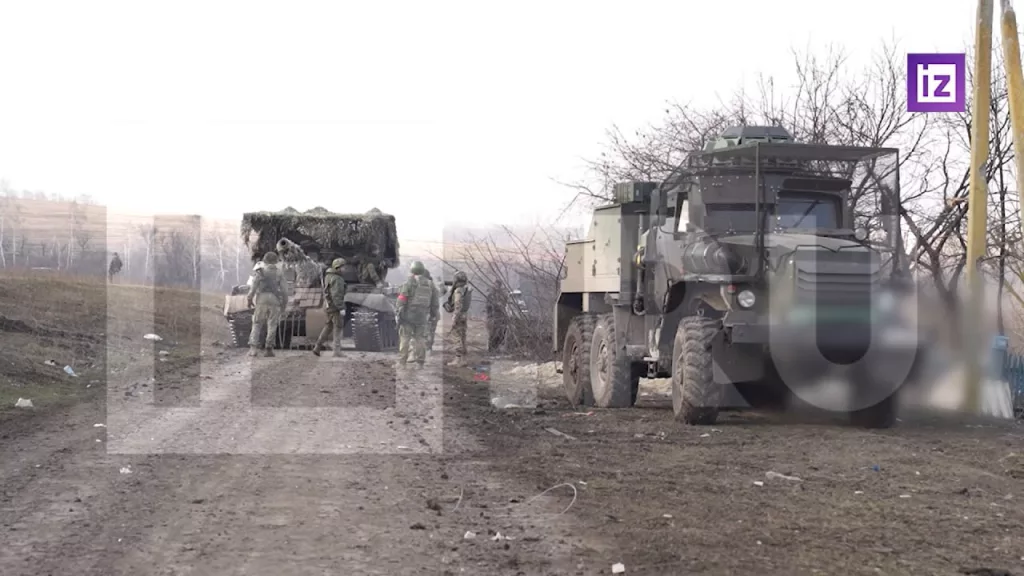 Эвакуация фактически уничтоженного M1124 MaxxPro и подбитого БТР-4Е украинской армии в Курской области