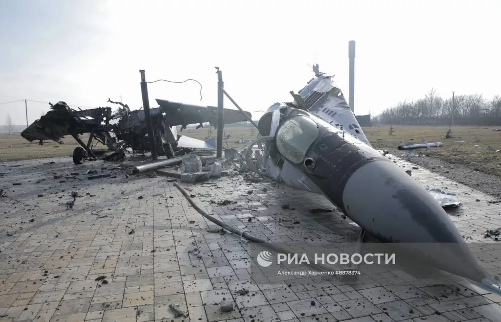 Разрушенный самолет-памятник МиГ-29 в освобожденной Судже