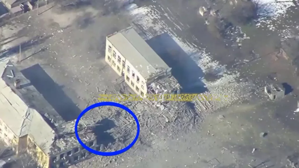 Прилет ФАБ-3000 с УМПК по расположению ВСУ в школе села Комар (севернее Великой Новоселки)