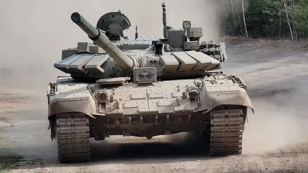 В зоне проведения СВО был замечен танк Т-72Б3М (кадр 1) ВС РФ с комплексом активной защиты "Арена-М", минным тралом КМТ-8 и антидроновым козырьком