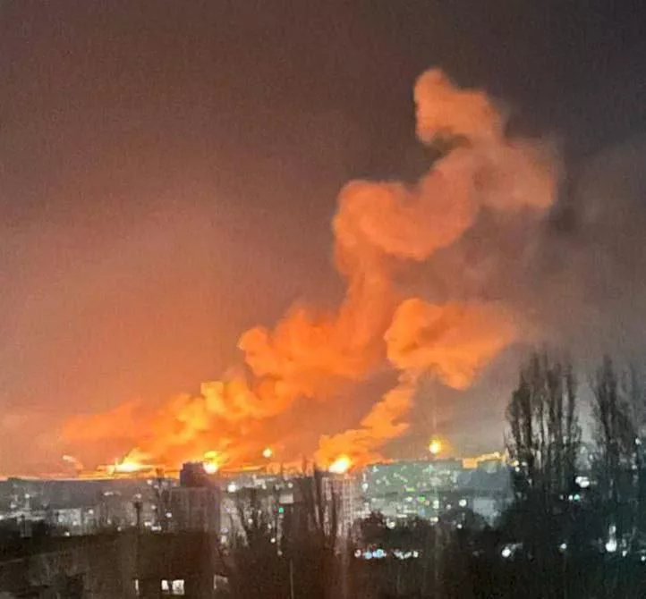 Мощный пожар разгорелся в Кропивницком после атаки дронов