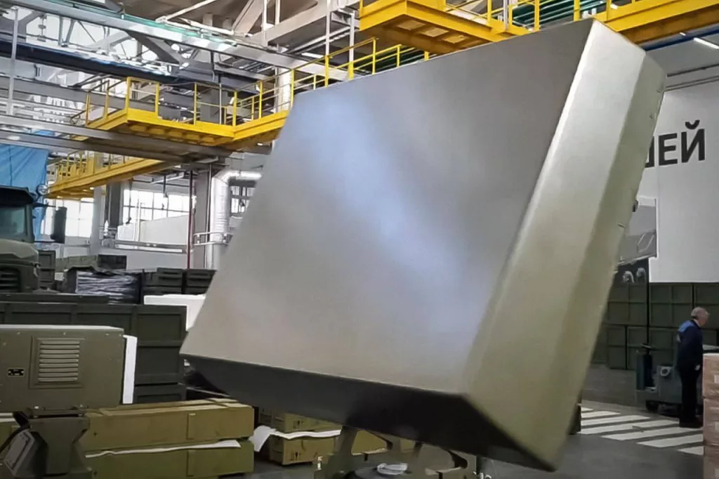 Концерн «Калашников» представил заказчику полнофункциональные макетные образцы боевого модуля, двухдиапазонного радиолокационного комплекса и автоматизированного рабочего места командного пункта управления ЗРК «Крона»