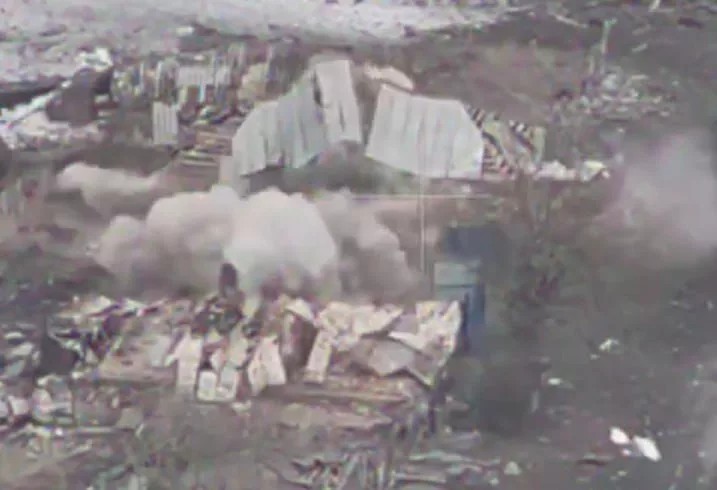 Выселение украинского солдата из дома прилетом российского FPV-дрона на оптоволокне