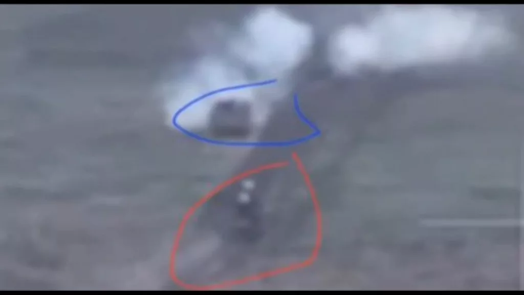 Забавный момент при штурме Малых Щербаков - украинский БТР M113 замер на обочине, пропуская российские БТР-82А с десантом, проезжающие мимо него