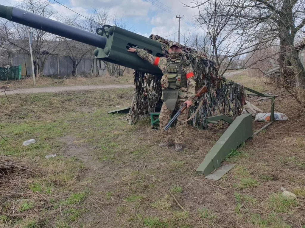 Макеты 155-мм гаубиц M777, доставшиеся российской армии в качестве трофеев при освобождении Курской области