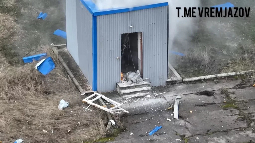Выбивание остатков противника из окрестностей МАПП "Суджа" ударами FPV-дронов на оптоволокне