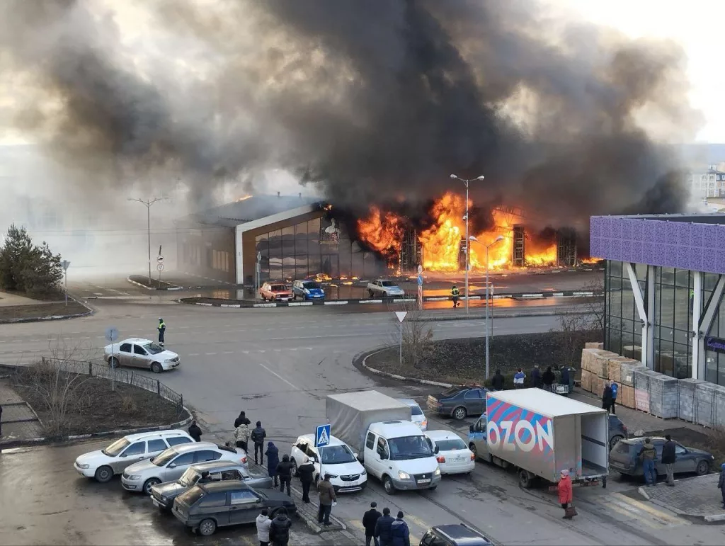 В Белгородской области полыхает торговый центр — стены рушатся, дым взмывает в воздух, кто-то из местных уже грустит о потере любимых магазинов