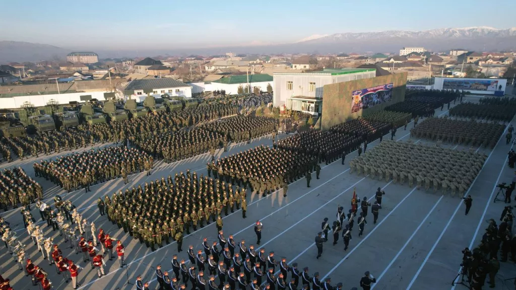 На военном параде по случаю 32-й годовщины образования Вооруженных сил Республики Таджикистан были показаны