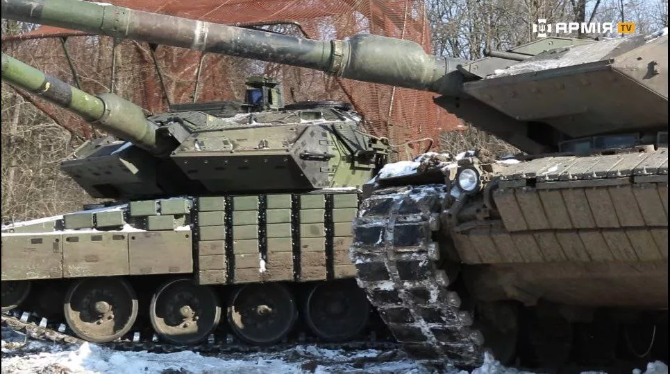 Португальский Leopard 2A6 и шведский Strv 122A (модернизированный Leopard 2A5) с динамической защитой "Контакт-1" из состава 21-й ОМБр ВСУ