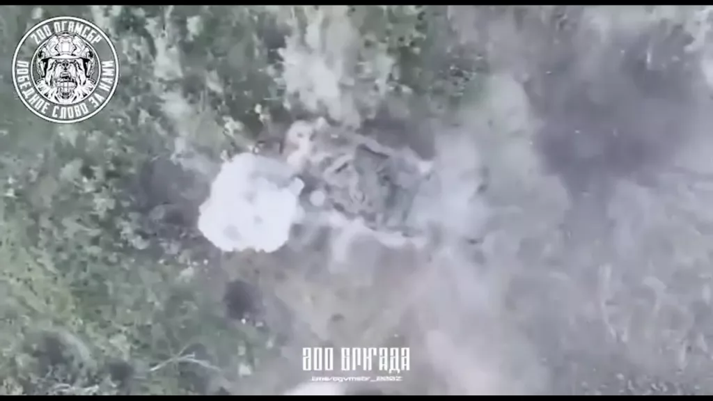 Терпение вознаграждается: оператор дрона 200-й мотострелковой бригады дождался открытия аппарели украинской "Брэдли" и сбросил гранату точно под ноги выходящему десанту