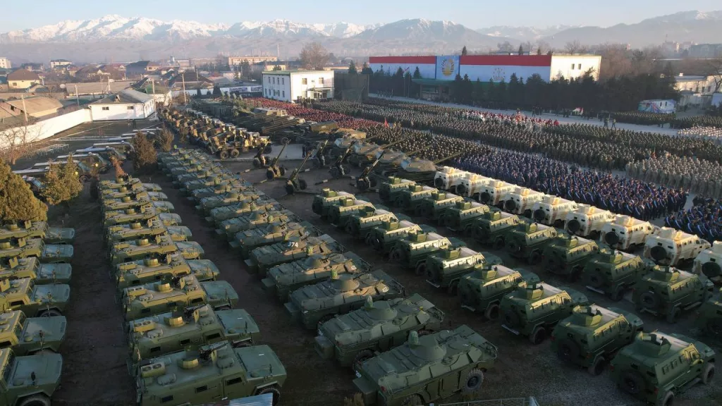 На военном параде по случаю 32-й годовщины образования Вооруженных сил Республики Таджикистан были показаны