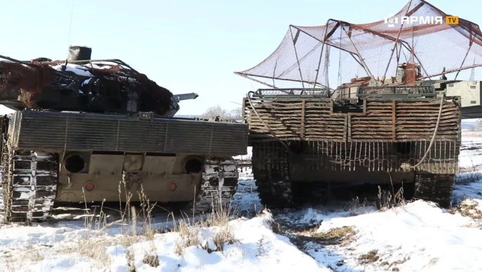 Португальский Leopard 2A6 и шведский Strv 122A (модернизированный Leopard 2A5) с динамической защитой "Контакт-1" из состава 21-й ОМБр ВСУ