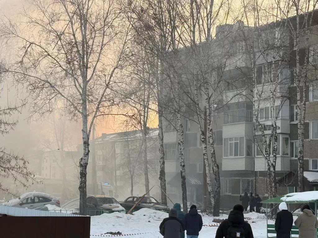 Частный дом разнесло взрывом в Тобольске
