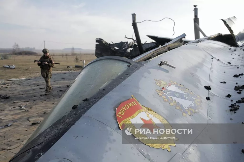Разрушенный самолет-памятник МиГ-29 в освобожденной Судже