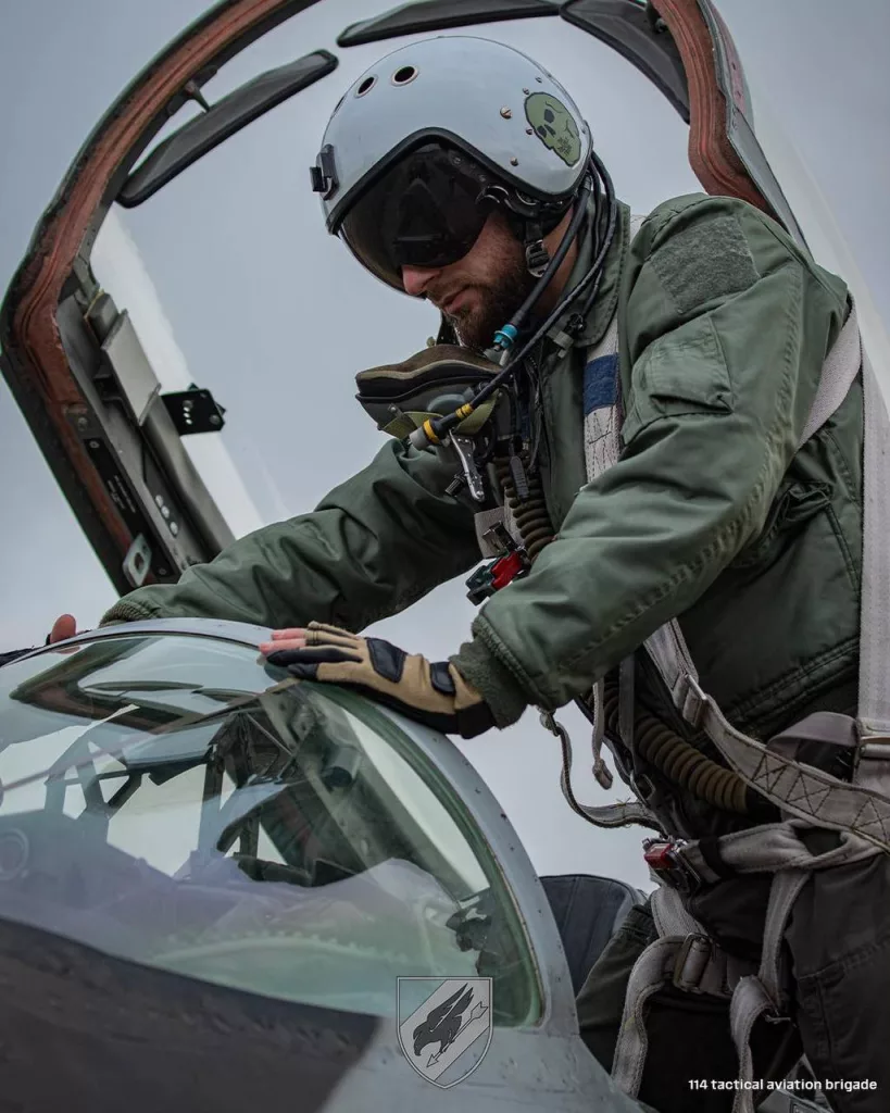 Несколько кадров с переданными Польшей истребителями МиГ-29 на вооружении воздушных сил Украины, в частности 114-й бригады тактической авиации