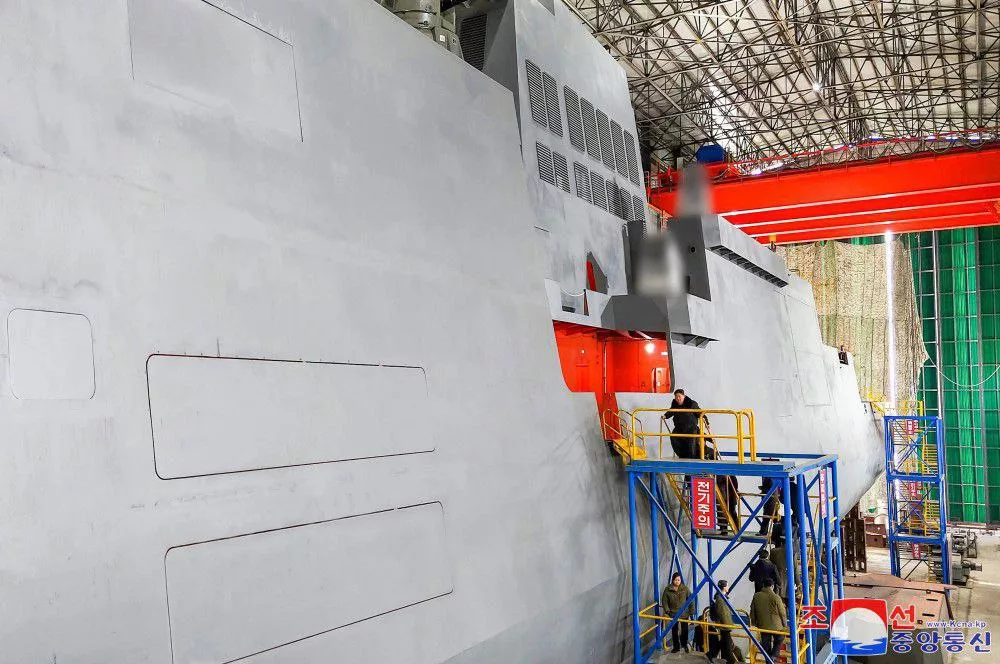 СМИ КНДР опубликовали снимки строящейся в стране первой подводной лодки с ядерной силовой установкой, вооруженной "управляемым ракетным ядерным оружием"