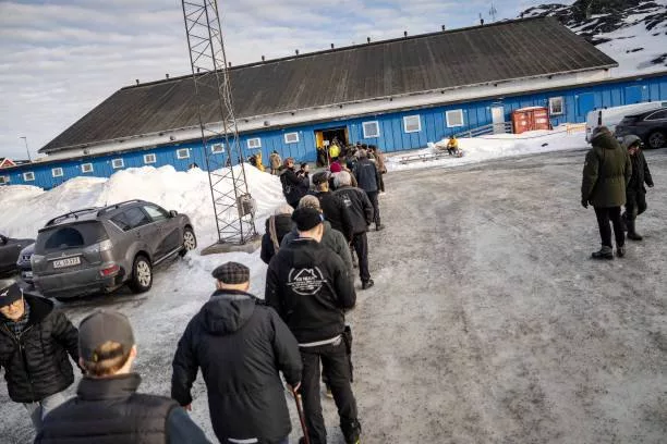 В Гренландии тем временем вчера прошли парламентские выборы. Накануне Трамп снова обратился к народу Гренландии и написал