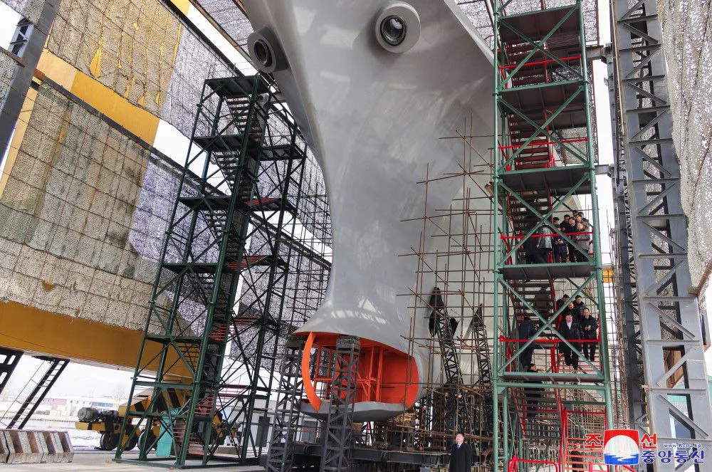 СМИ КНДР опубликовали снимки строящейся в стране первой подводной лодки с ядерной силовой установкой, вооруженной "управляемым ракетным ядерным оружием"