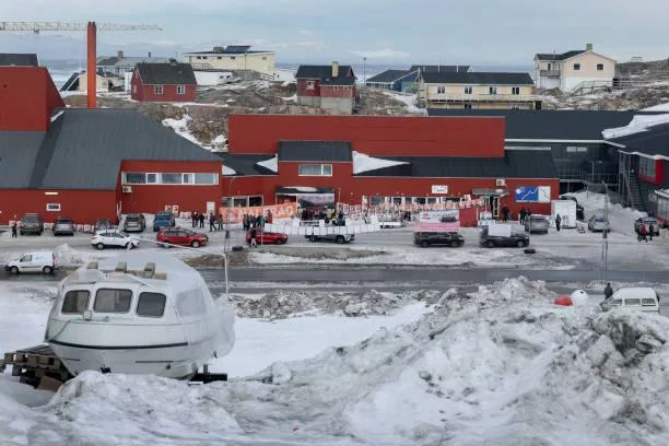 В Гренландии тем временем вчера прошли парламентские выборы. Накануне Трамп снова обратился к народу Гренландии и написал
