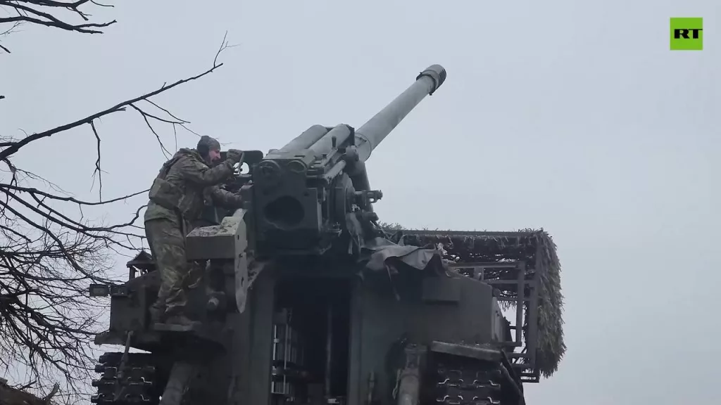 Расчёт 152-мм самоходной пушки 2С5 «Гиацинт-С» 44-го армейского корпуса группировки войск «Север» работает по противнику в Белгородском приграничье