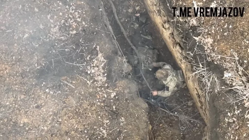 Выбивание остатков противника из окрестностей МАПП "Суджа" ударами FPV-дронов на оптоволокне