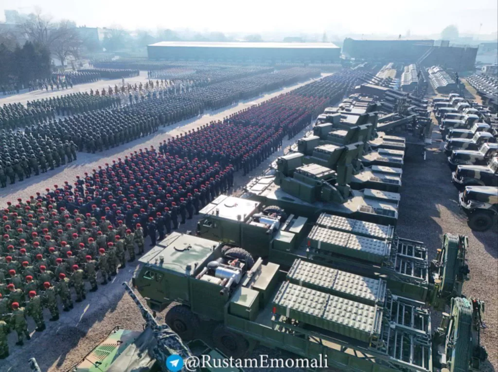 На военном параде по случаю 32-й годовщины образования Вооруженных сил Республики Таджикистан были показаны