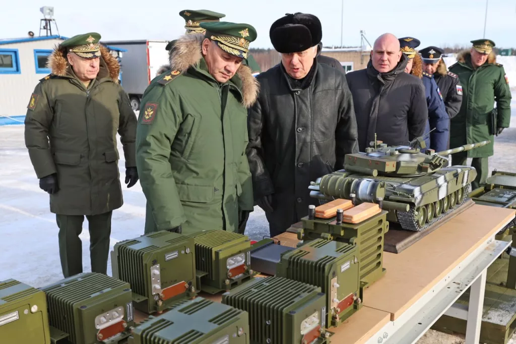 В зоне проведения СВО был замечен танк Т-72Б3М (кадр 1) ВС РФ с комплексом активной защиты "Арена-М", минным тралом КМТ-8 и антидроновым козырьком
