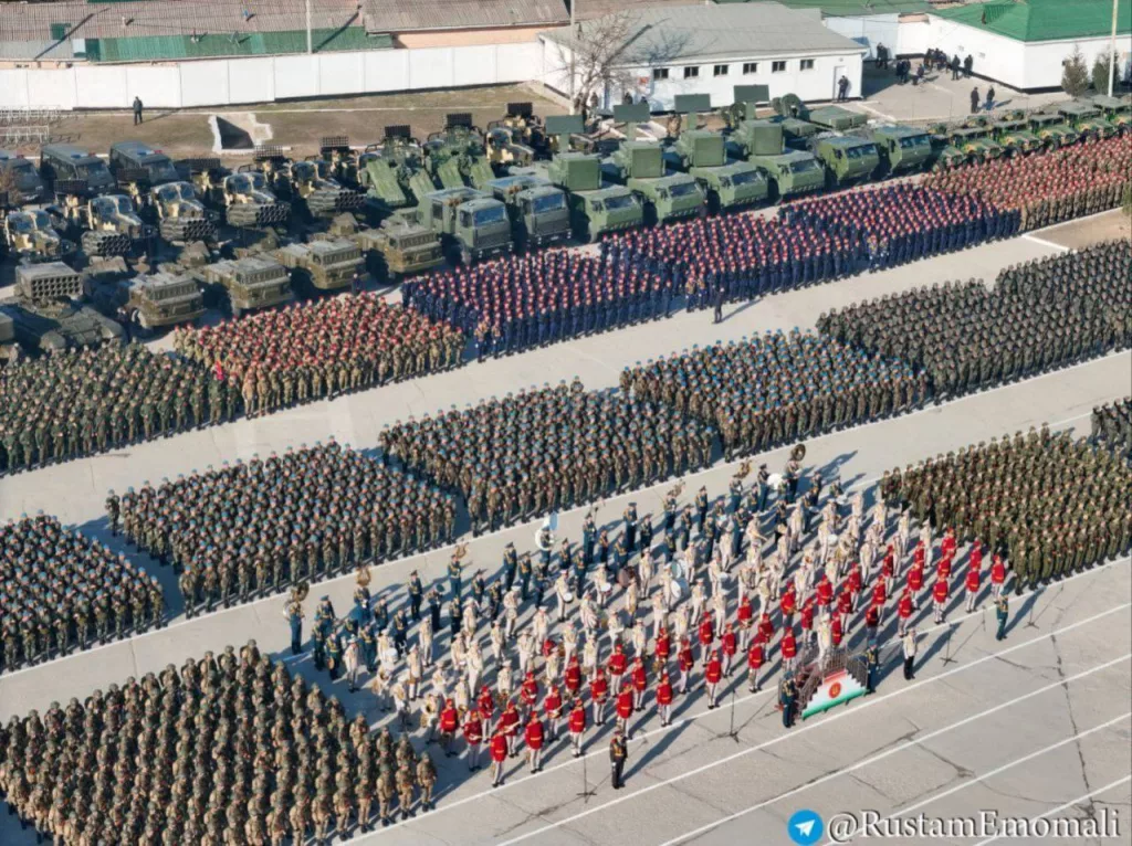 На военном параде по случаю 32-й годовщины образования Вооруженных сил Республики Таджикистан были показаны