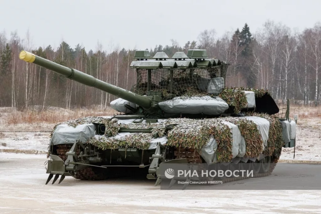 В зоне проведения СВО был замечен танк Т-72Б3М (кадр 1) ВС РФ с комплексом активной защиты "Арена-М", минным тралом КМТ-8 и антидроновым козырьком