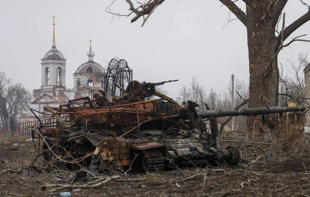 Сгоревший танк Т-64БВ ВСУ в селе Черкасское Поречное Суджанского района Курской области