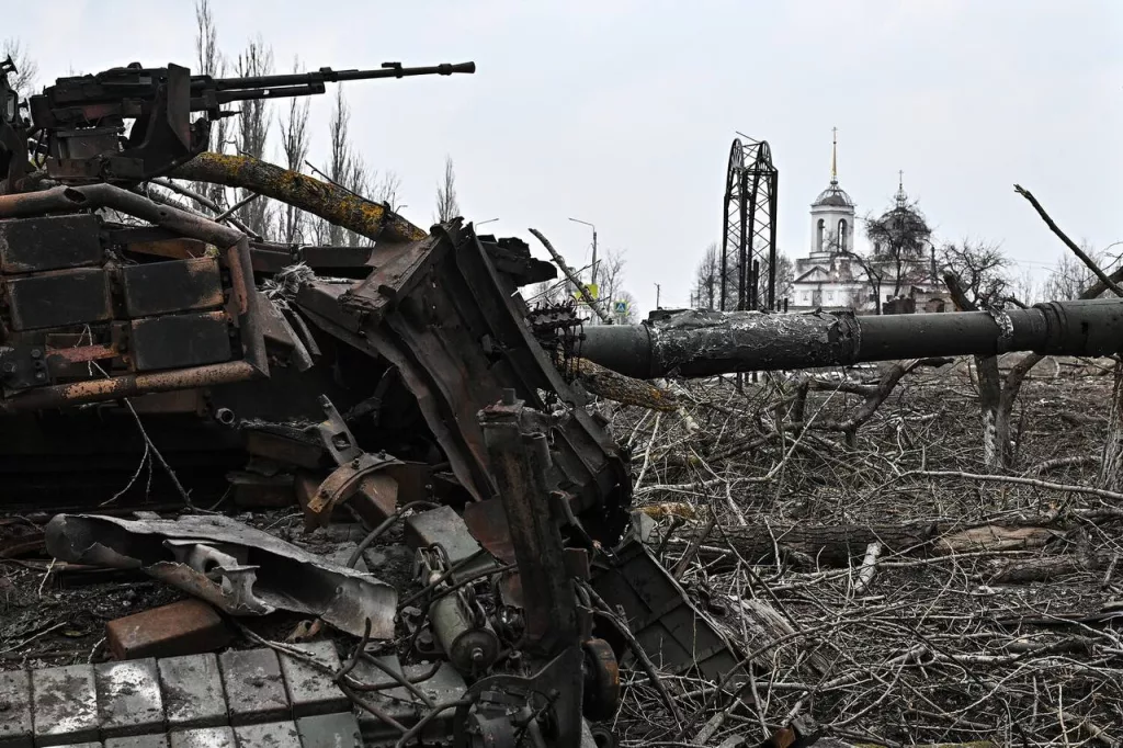 Сгоревший танк Т-64БВ ВСУ в селе Черкасское Поречное Суджанского района Курской области