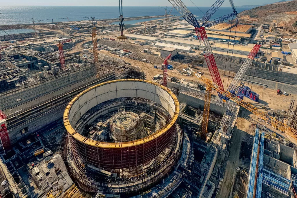 Установка второго яруса внутренней защитной оболочки здания реактора на 4-м энергоблоке АЭС «Аккую»