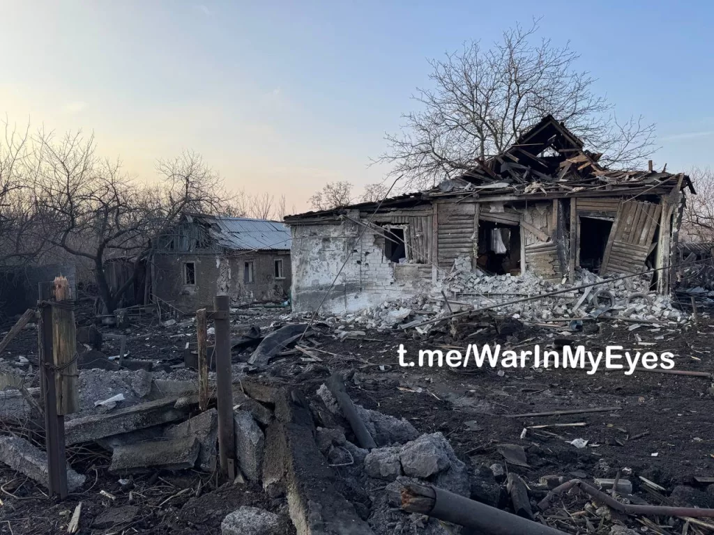 Последствия обстрела Енакиево, поселок Карло-Марксово. Ранения получили женщина с ребенком