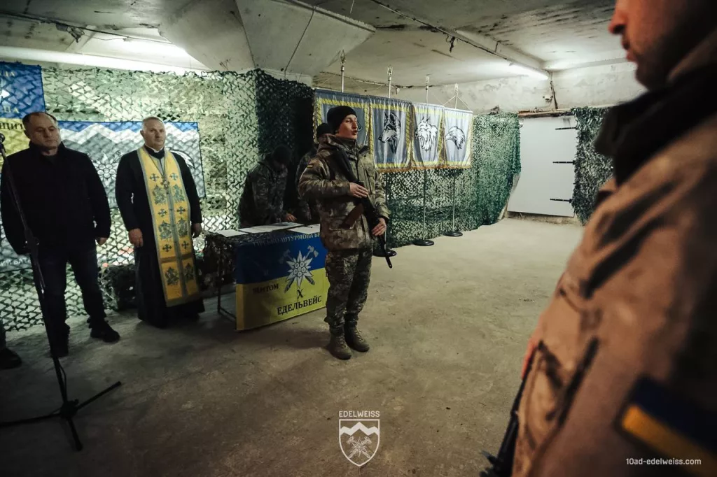 Первые 18-24 летние украинцы, подписавшие контракт на новых условиях с 10-й отдельной горно-штурмовой бригадой ВСУ