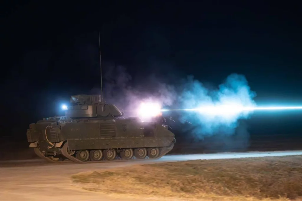 Кадры с ночными стрельбами недавно полученных М2A2 ODS Bradley ВС Хорватии