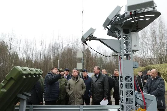 Заместитель председателя Совета безопасности Российской Федерации Дмитрий Медведев ознакомился с разработкой лазерного оружия и другими средствами борьбы с БПЛА