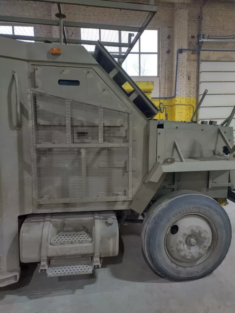 Инкассаторский бронефургон International 4700 Armored Truck, переделанный волонтерами в бронеавтомобиль для нужд российской армии