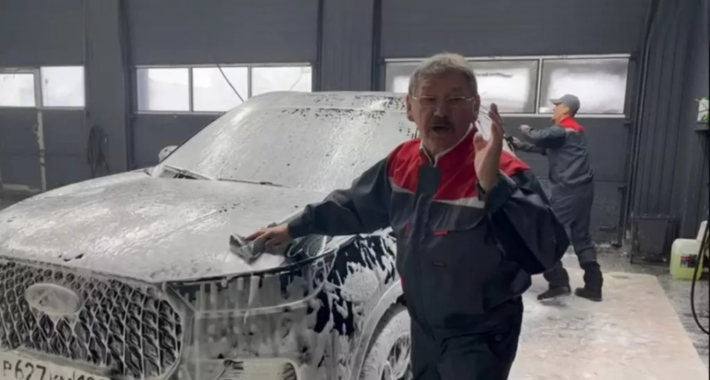 Депутат-миллионер из Сургута, который советовал неимущим пенсионерам мыть машины, прошел стажировку на автомойке