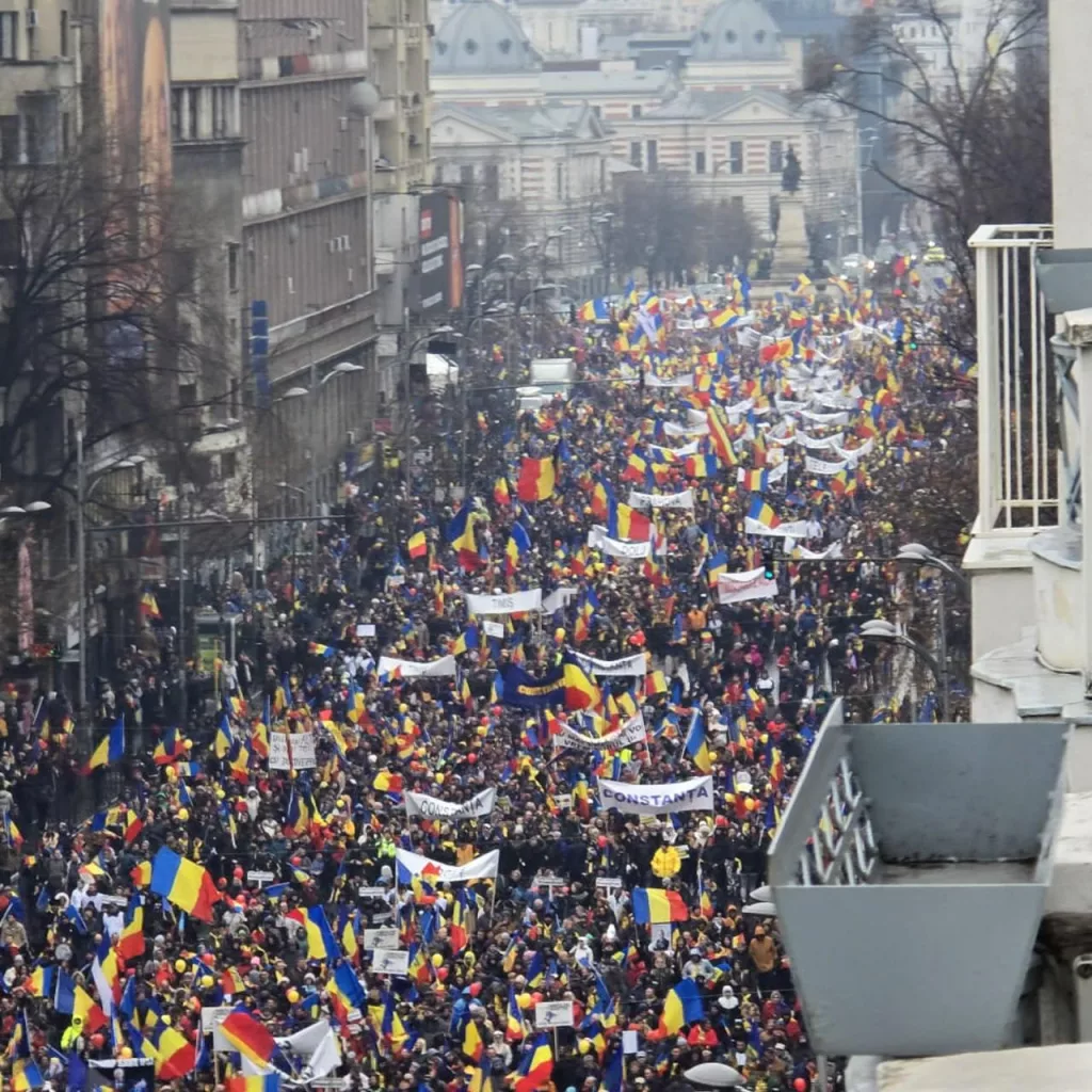 Колонна протестующих растянулась вдоль одной из центральных улиц Бухареста