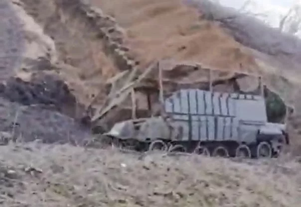 Кустарный тяжелый БТР российский армии, спроектированный на базе танка Т-80БВ, застрял в овраге где-то в зоне СВО
