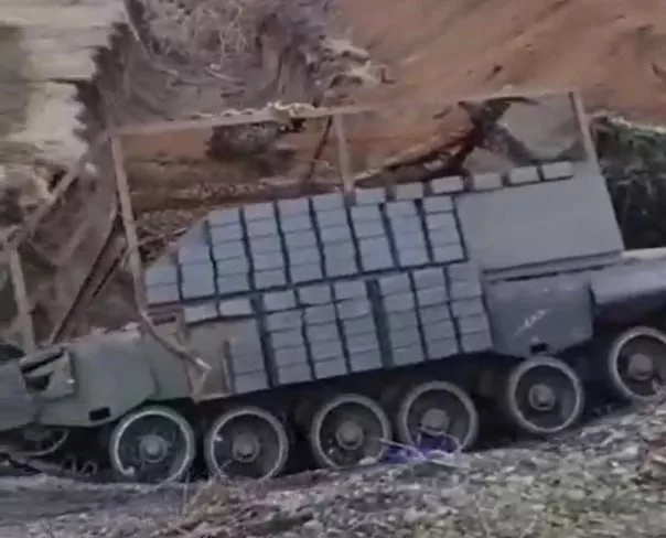 Кустарный тяжелый БТР российский армии, спроектированный на базе танка Т-80БВ, застрял в овраге где-то в зоне СВО