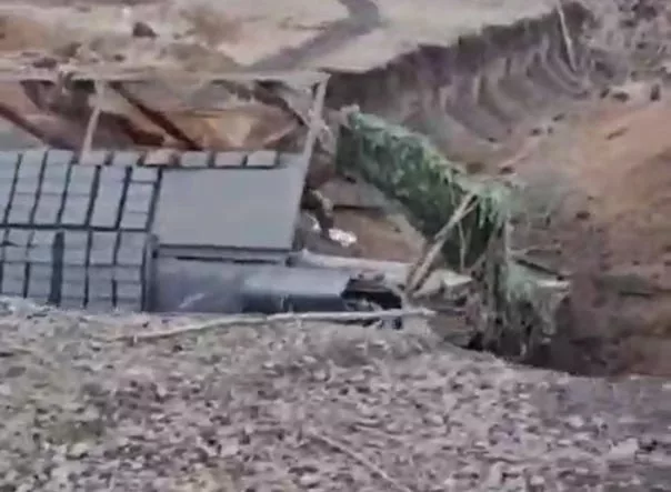 Кустарный тяжелый БТР российский армии, спроектированный на базе танка Т-80БВ, застрял в овраге где-то в зоне СВО