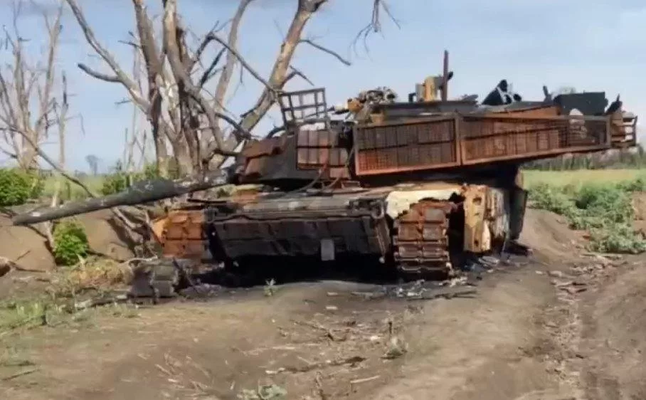 Американский танкист насмотрелся в интернете видео с FPV-дронов и решил записать ответку тем, кто считает, что дроны - это главная угроза бронетехнике