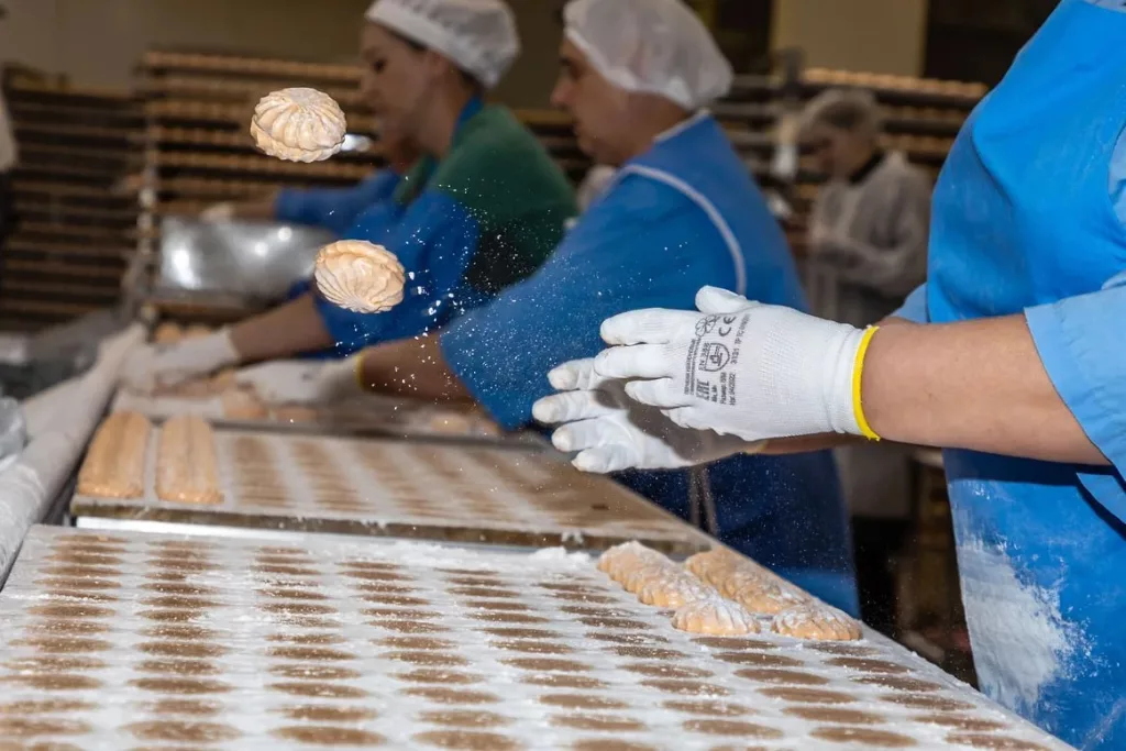 Производители шоколада и печенья вновь повышают отпускные цены, в этот раз на 5–15%. Производители начали прибегать к уменьшению размера упаковки