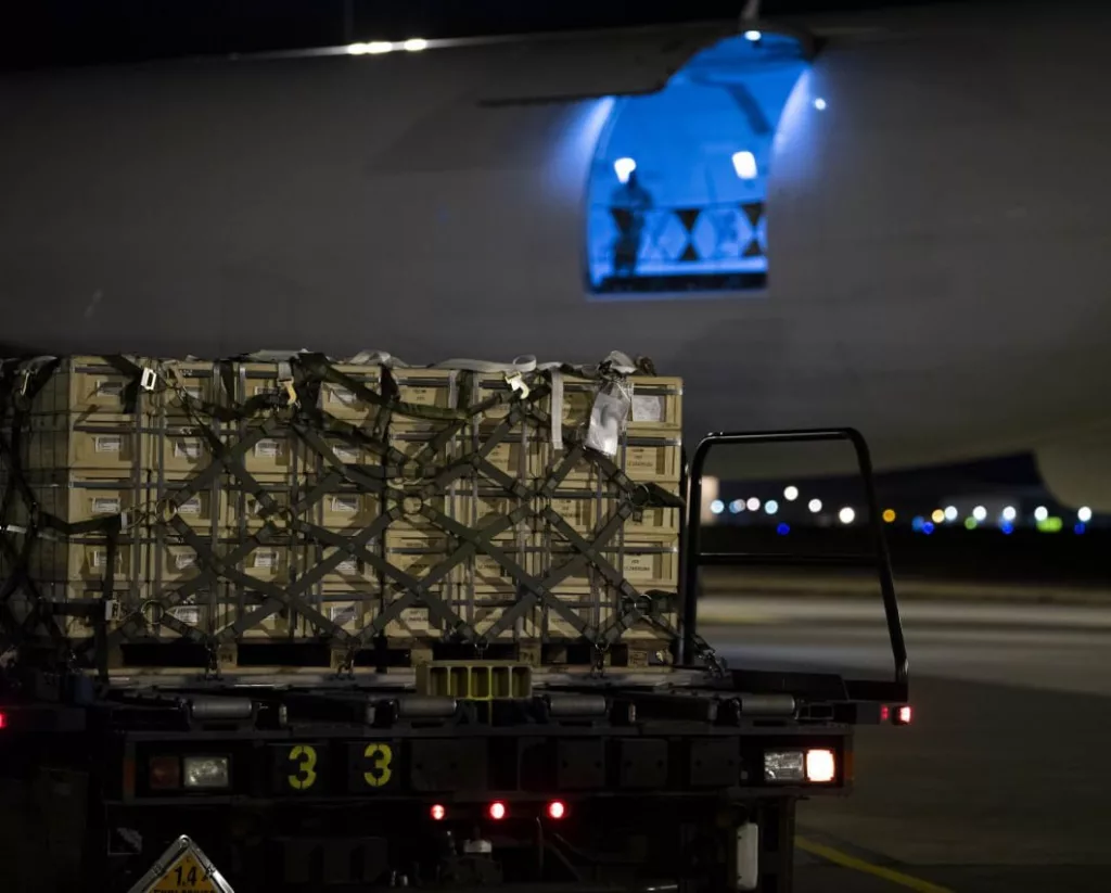 Если США приостановит военную помощь Украине, это может сподвигнуть киевский режим к мирному процессу, заявил Песков