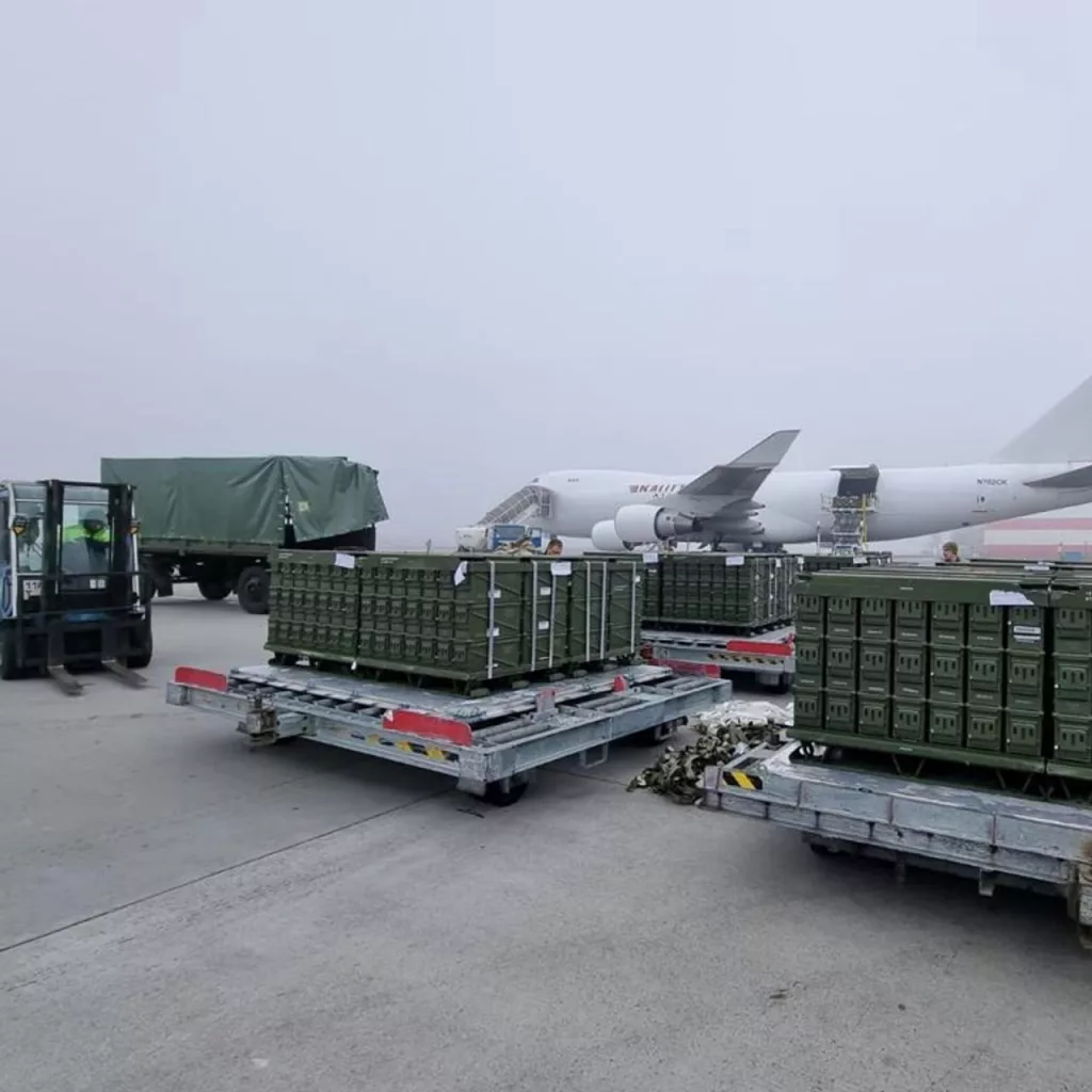 Военная помощь Украине была остановлена сегодня около 4:30 утра, пишет Reuters