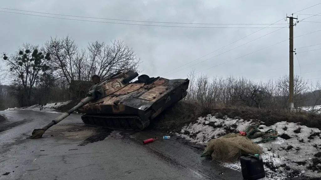 Приунывшая вражеская 122-мм САУ 2С1 «Гвоздика» где-то приграничье в Сумской области