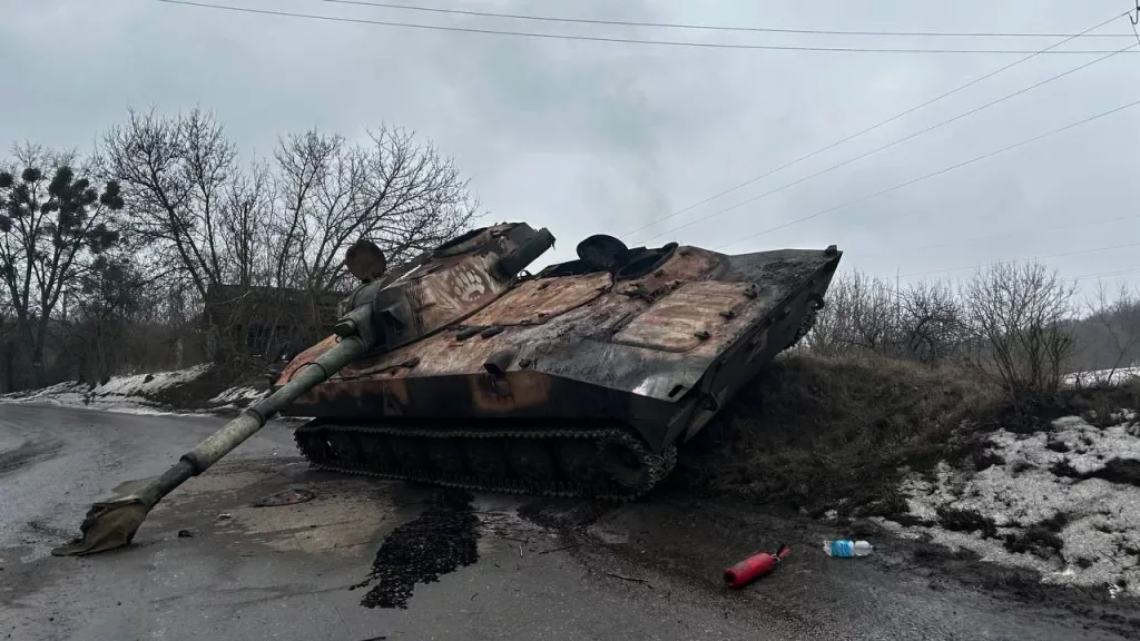 Приунывшая вражеская 122-мм САУ 2С1 «Гвоздика» где-то приграничье в Сумской области